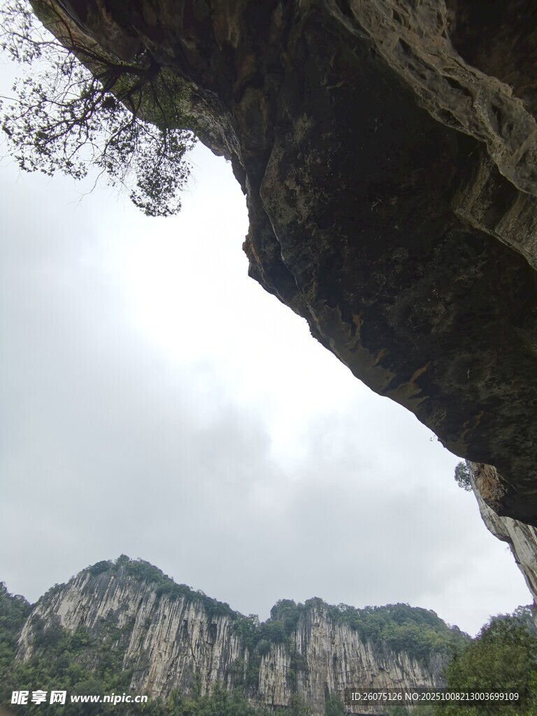 山间崖下望奇峰