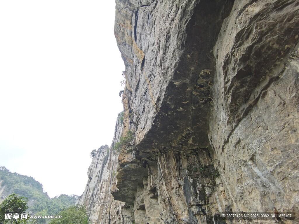 陡峭岩壁景观