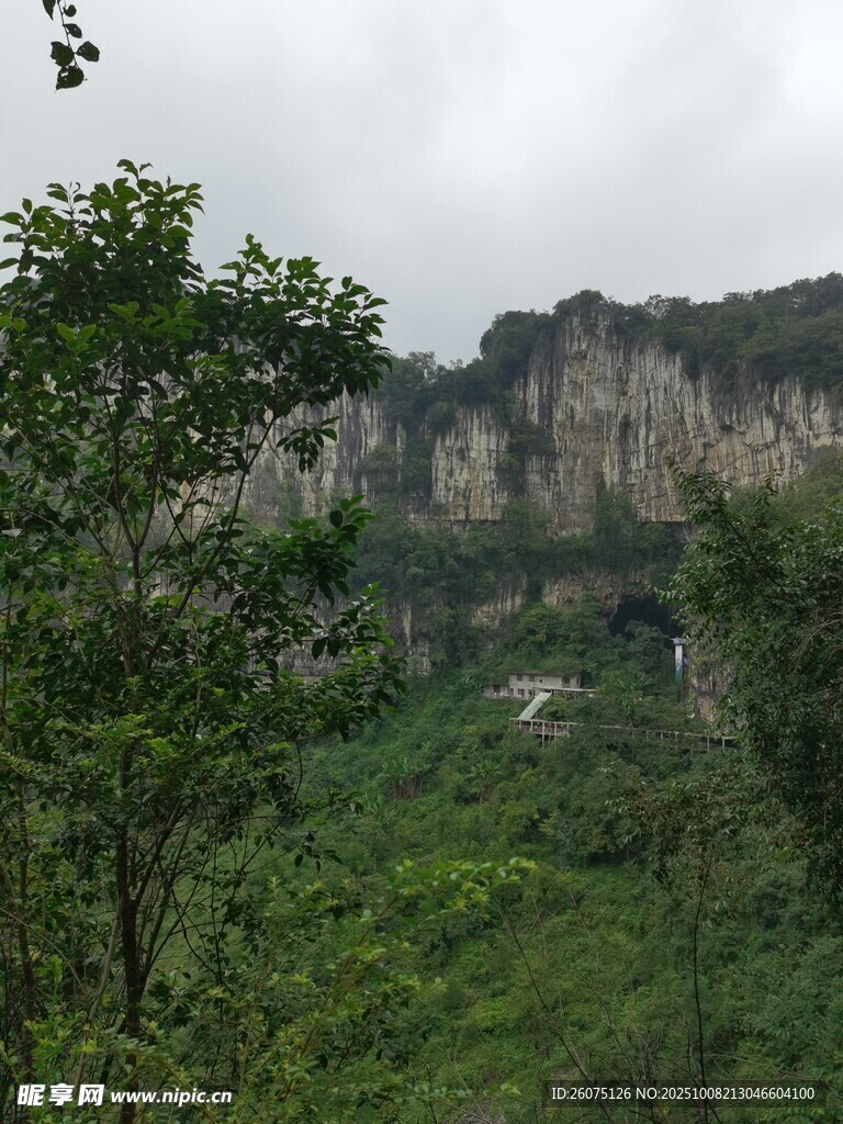 山间绿意与峭壁景观