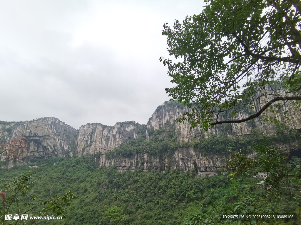 山峦绿树间的自然景致