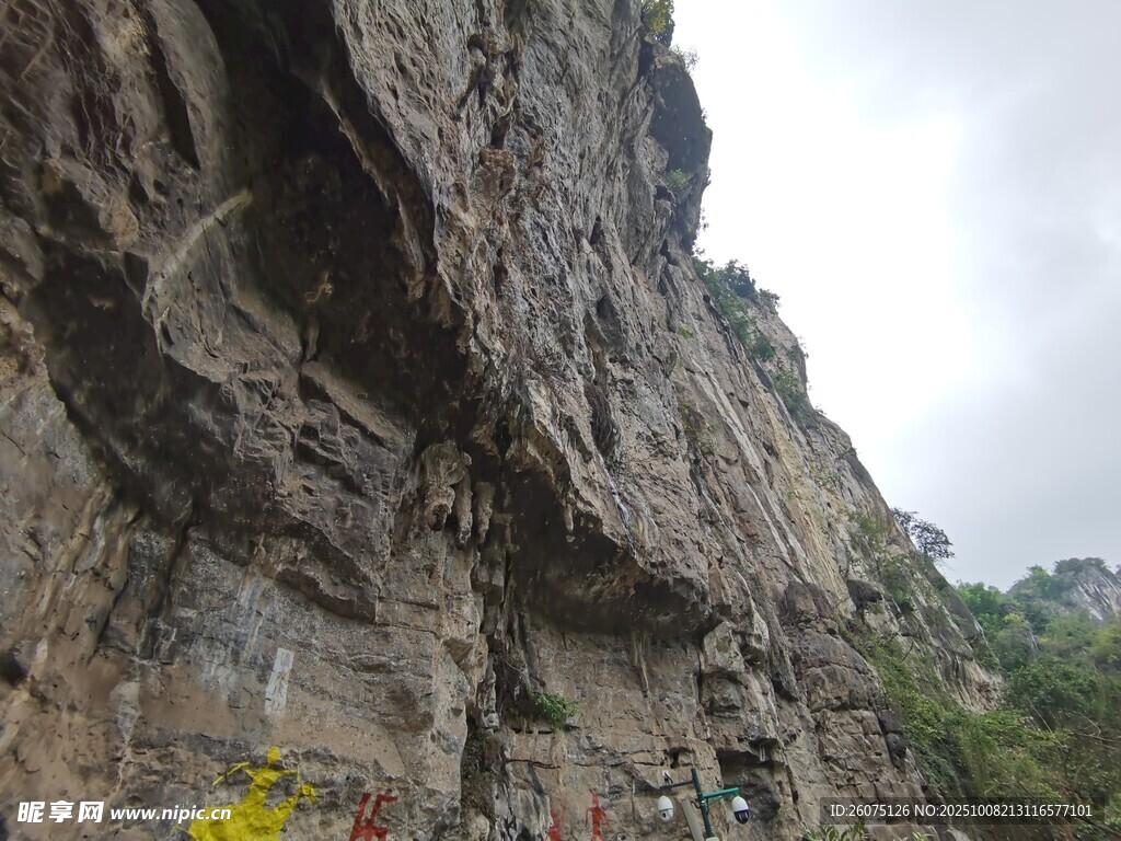 攀岩者挑战陡峭岩壁