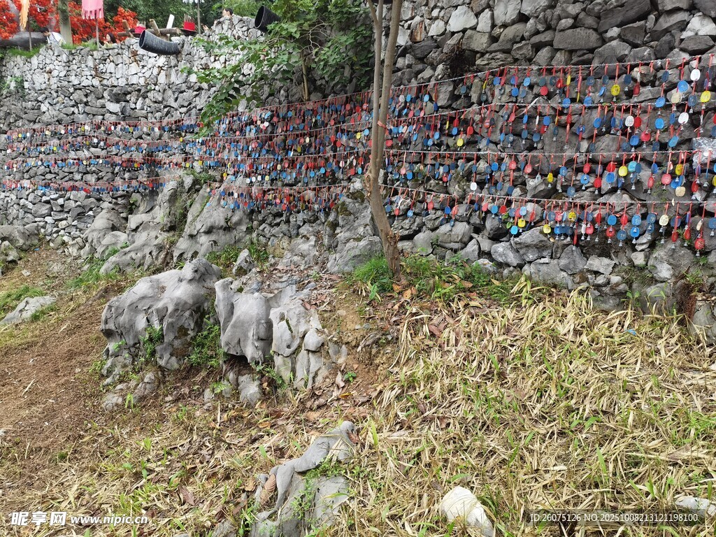 山间岩石上挂满祈福牌