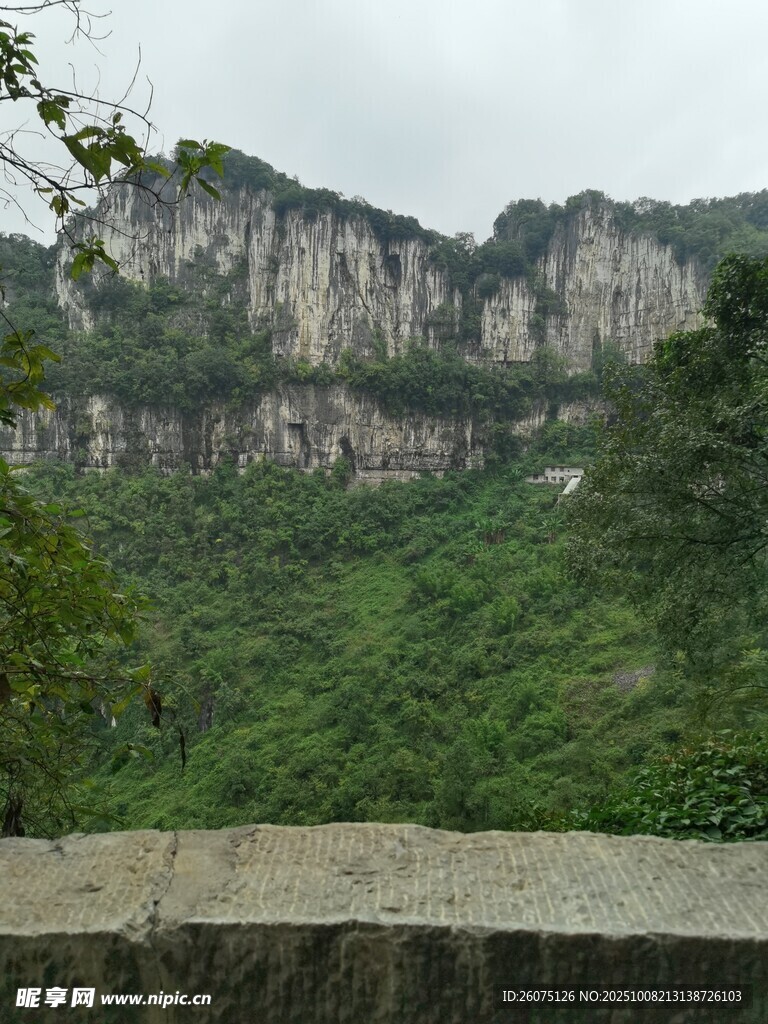 青山峭壁间的自然景致