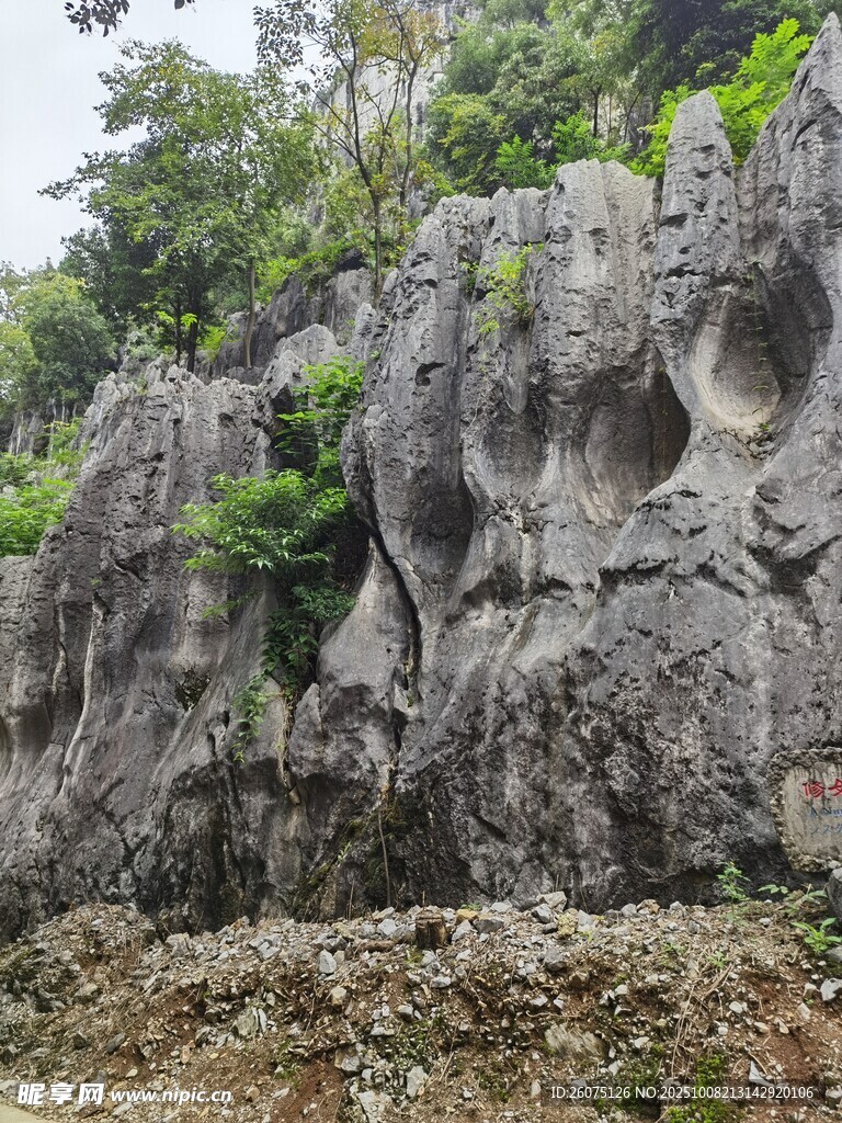奇特嶙峋的岩石景观