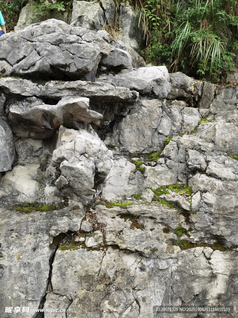 嶙峋岩石尽显自然纹理