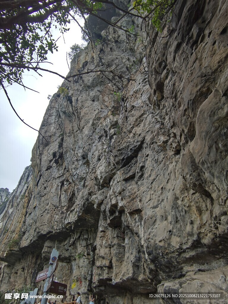 陡峭嶙峋的壮观山壁