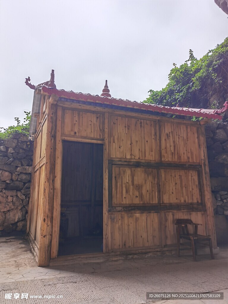 古朴木质小屋