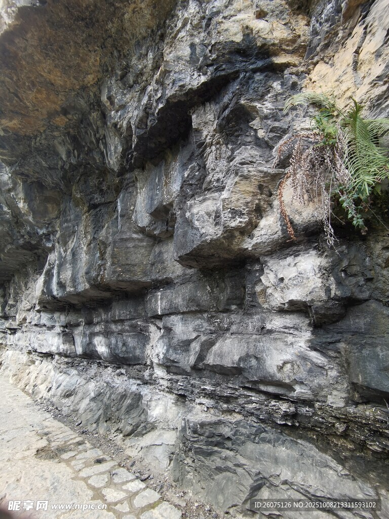 陡峭嶙峋的岩石景观