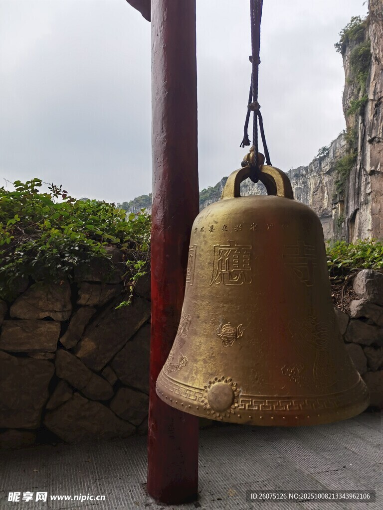 古铜钟悬挂于户外场景