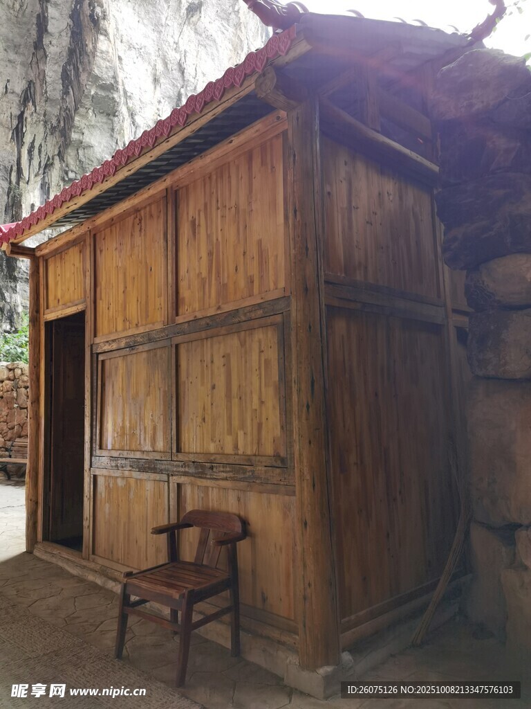 古朴木质小屋及户外座椅
