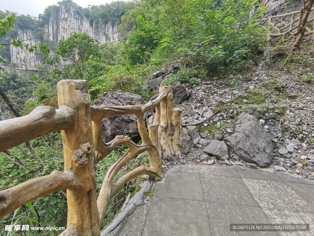 山间木栏步道自然景致