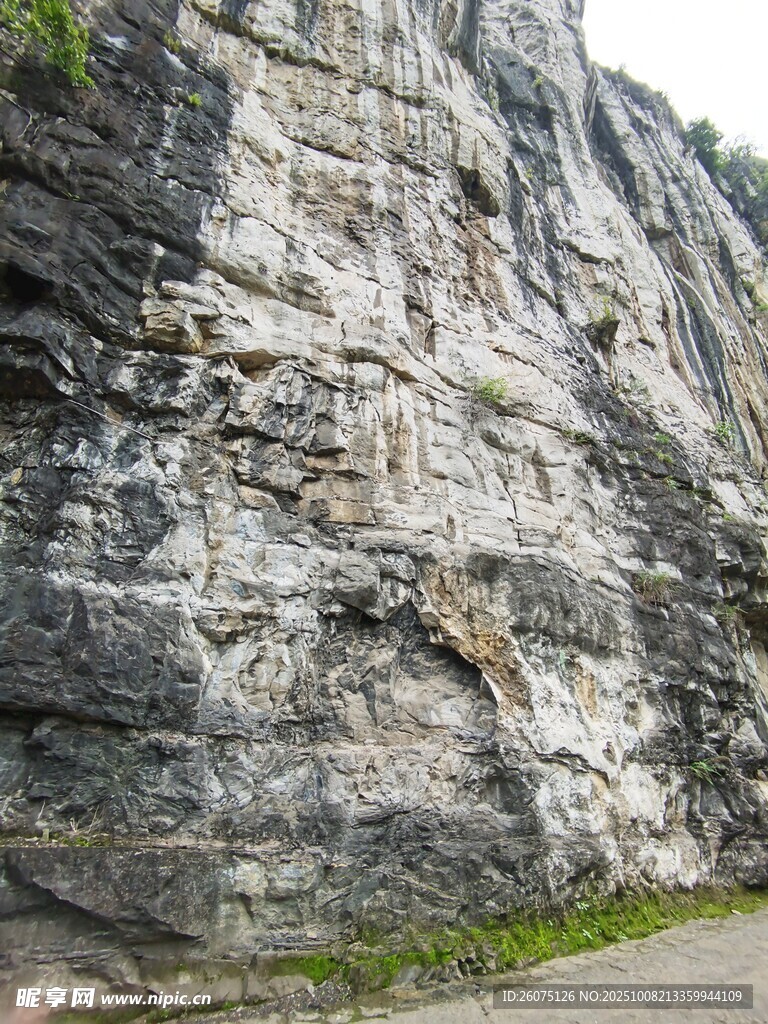 陡峭壮观的岩石壁景