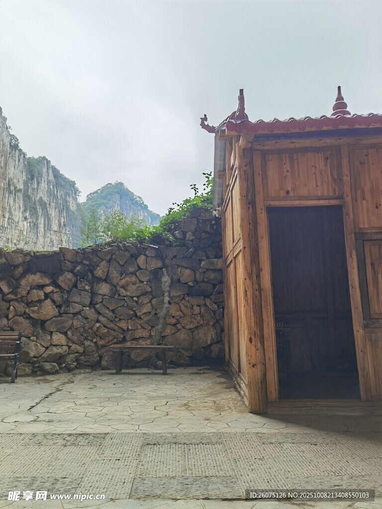 古朴山间小屋