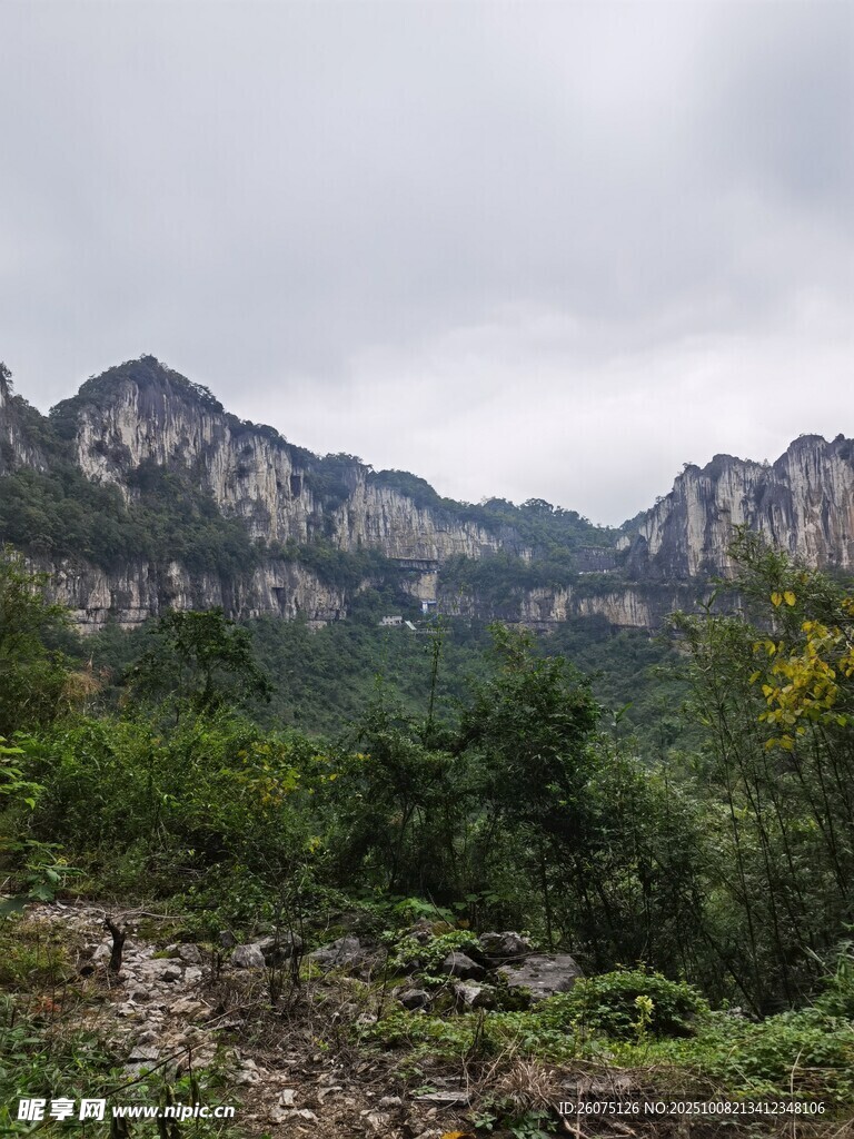 山峦叠翠间的自然景致
