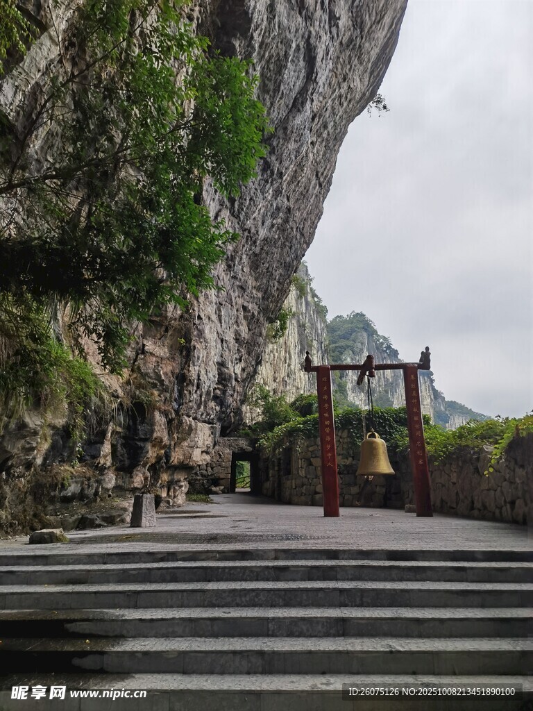 山间古钟石阶清幽景致