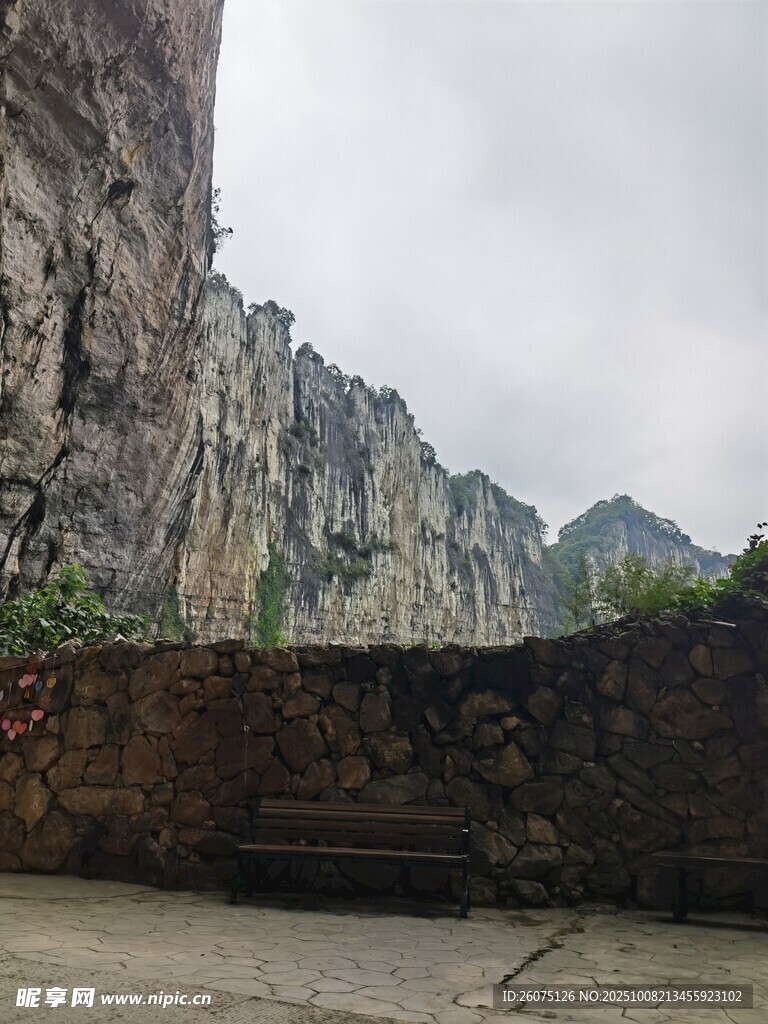 山间石壁旁的开阔景致