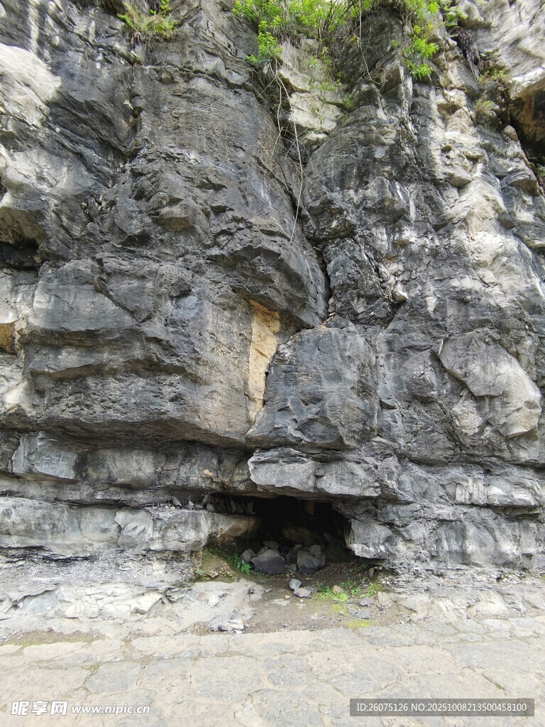 陡峭岩壁下的自然景象
