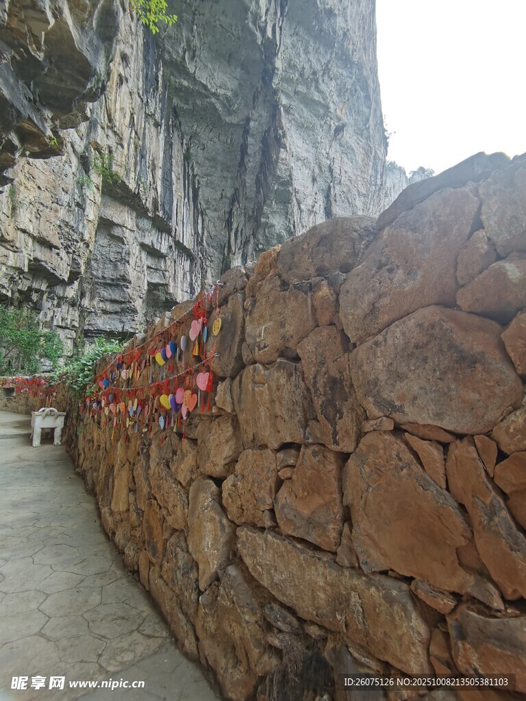 山间石墙与峭壁景观