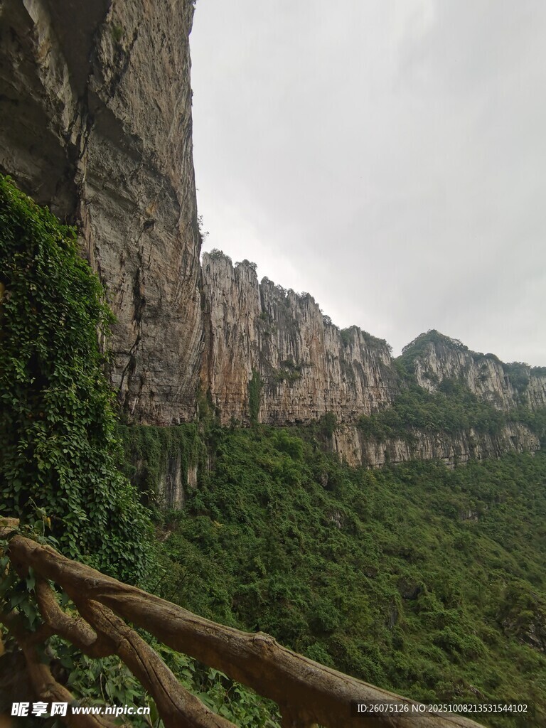 山间峭壁旁的木质观景处