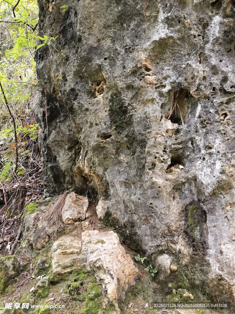 山间嶙峋怪石