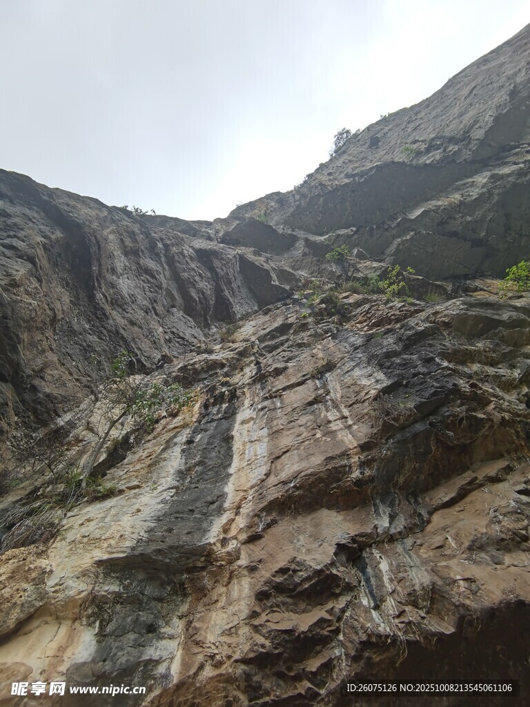 陡峭嶙峋的壮美山壁