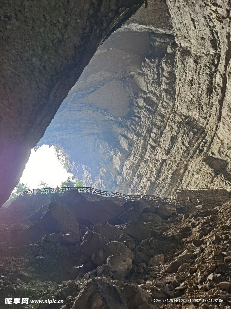 洞穴出口处的自然景观
