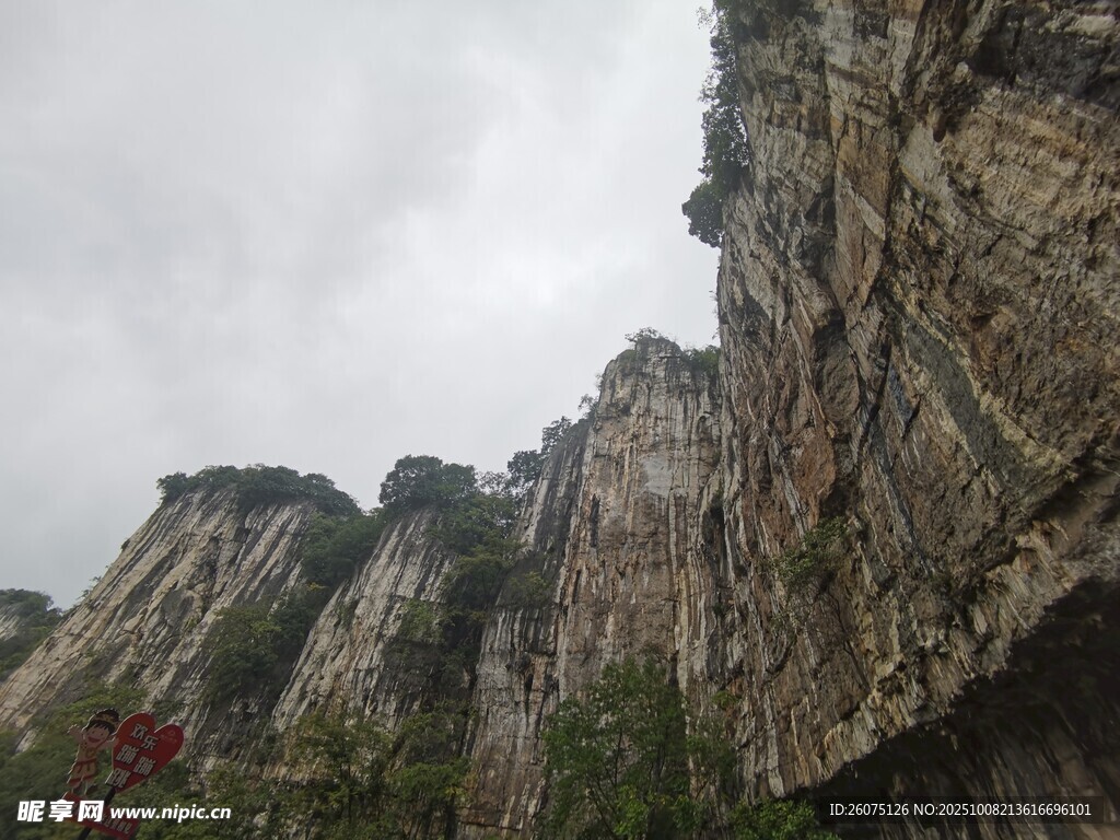 壮观险峻的奇特山崖景观
