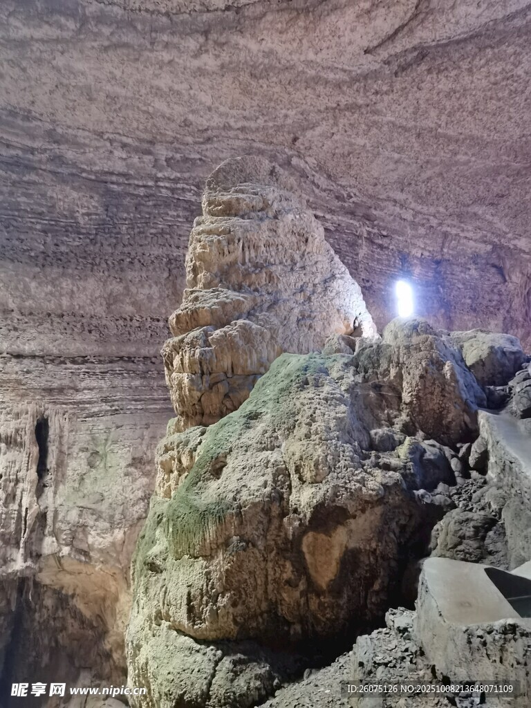 地下溶洞奇观岩石造型独特