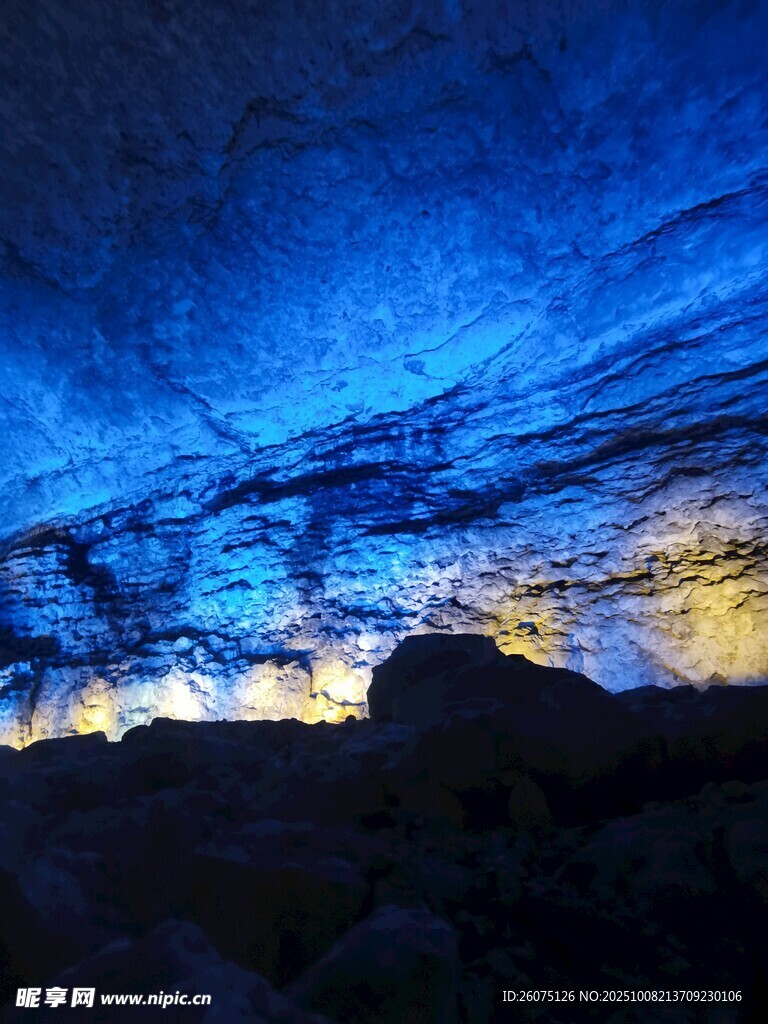 梦幻蓝调地下洞穴景观