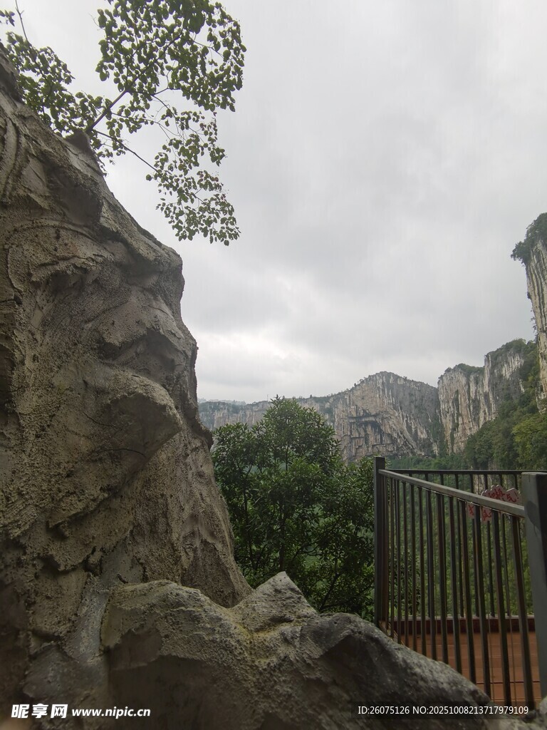 山间奇形岩石景观