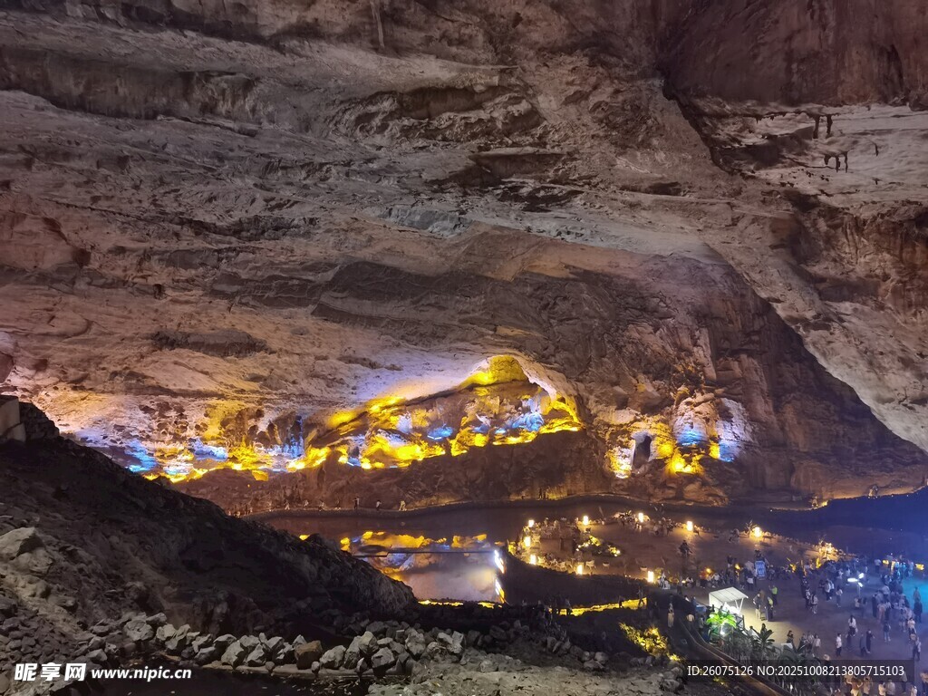 梦幻洞穴夜景灯光秀