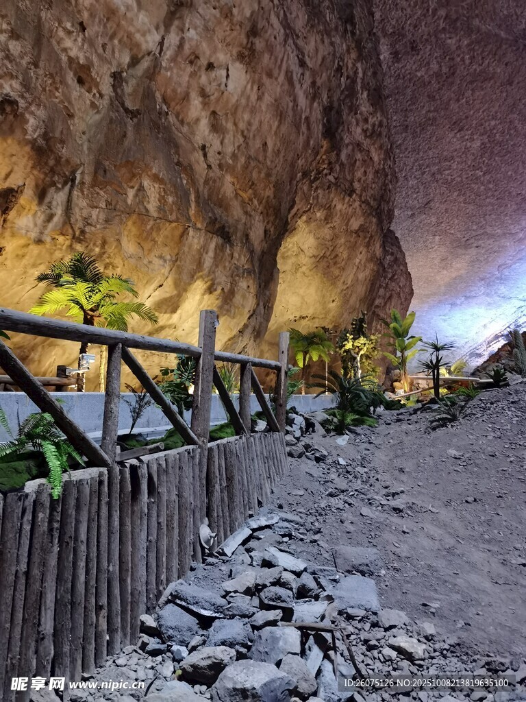 山间碎石小路与围栏景致