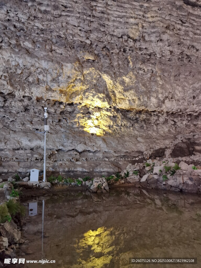 岩壁下静谧的积水潭