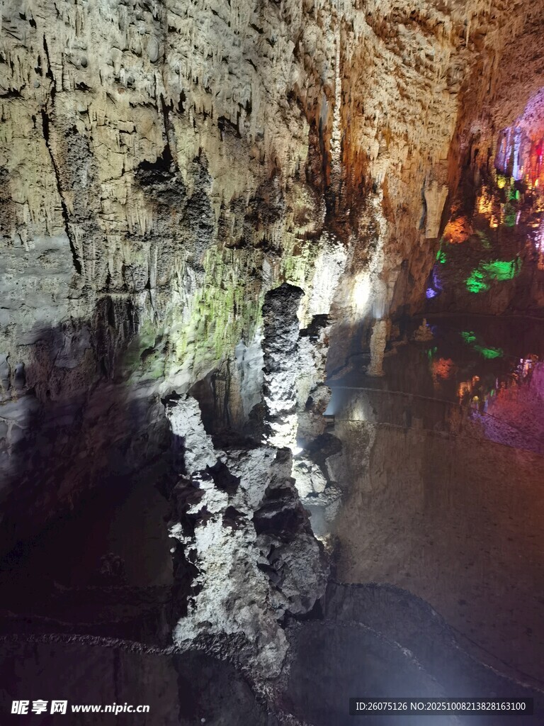 洞穴景观中的多彩流水