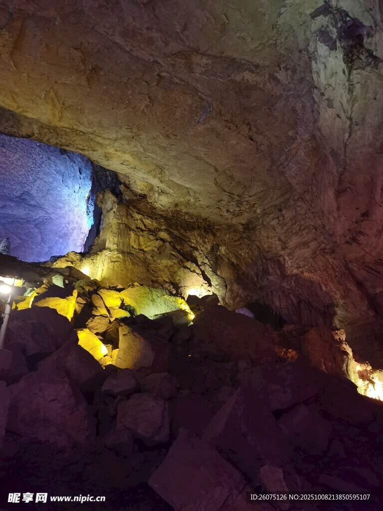洞穴内景光影交织的奇观