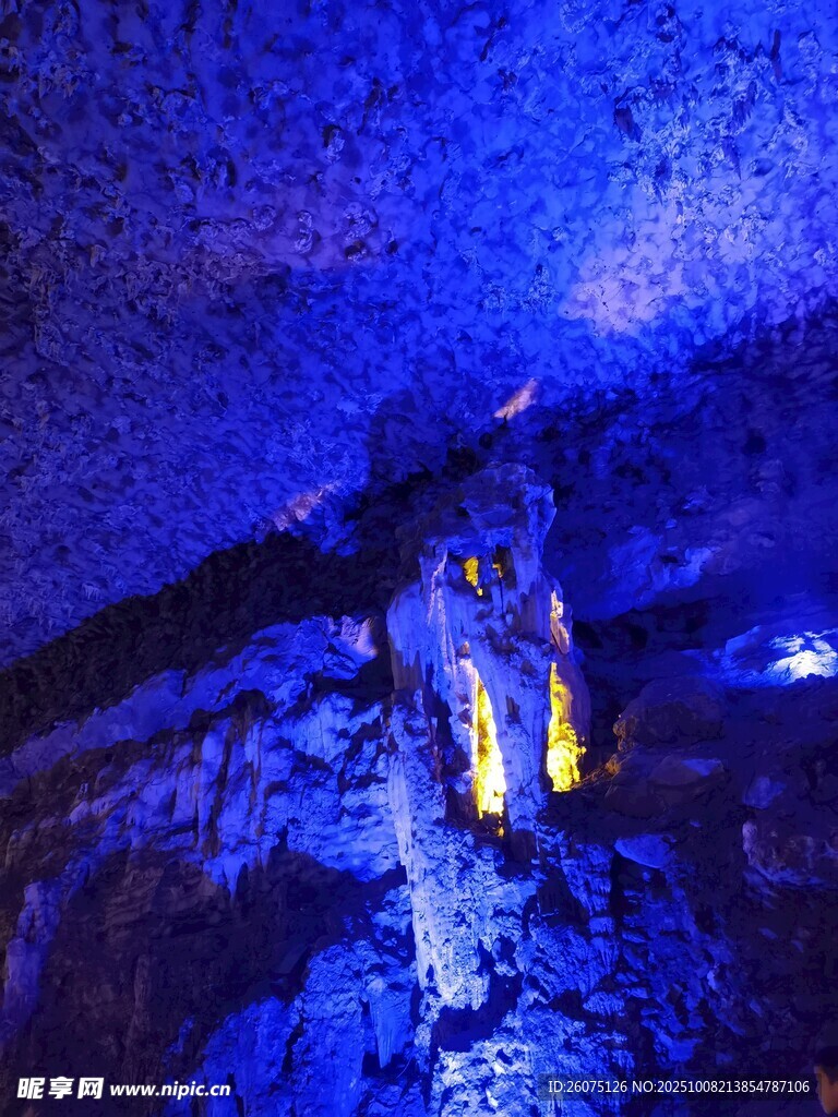 洞穴内的奇幻灯光景象