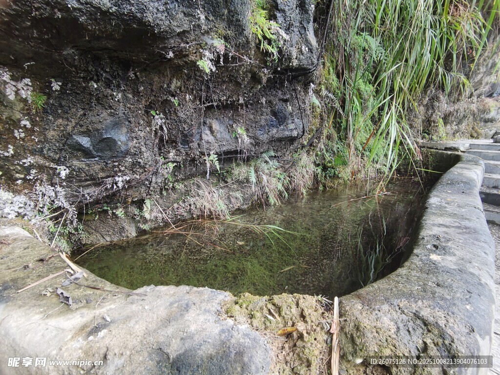 山间石砌小水池