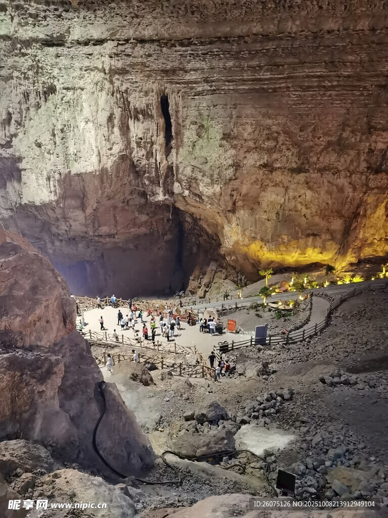 地下洞穴内景