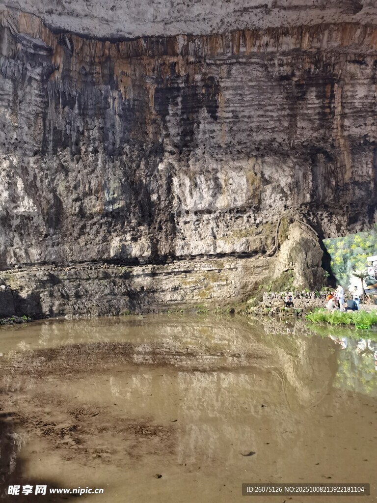 古老石砌水池景观