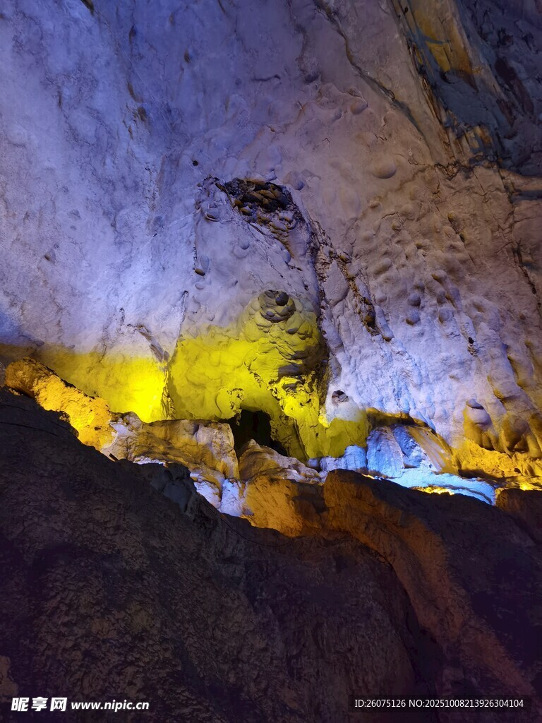 梦幻溶洞景观色彩斑斓