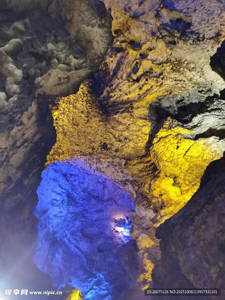 洞穴内五彩斑斓的奇妙景观