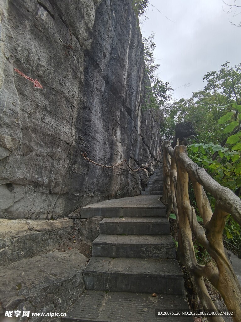 山间石阶栈道自然景致