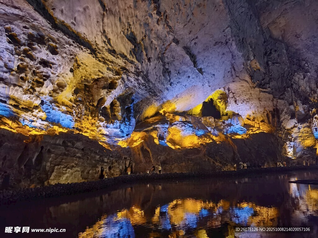 梦幻溶洞景观水中倒影如画