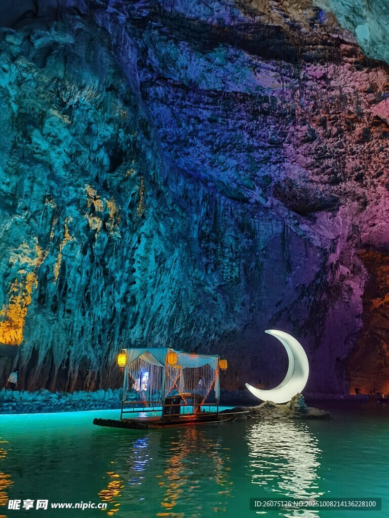 梦幻溶洞中的游船美景