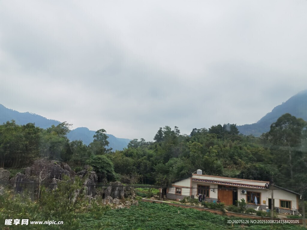 山间小屋隐于自然之景