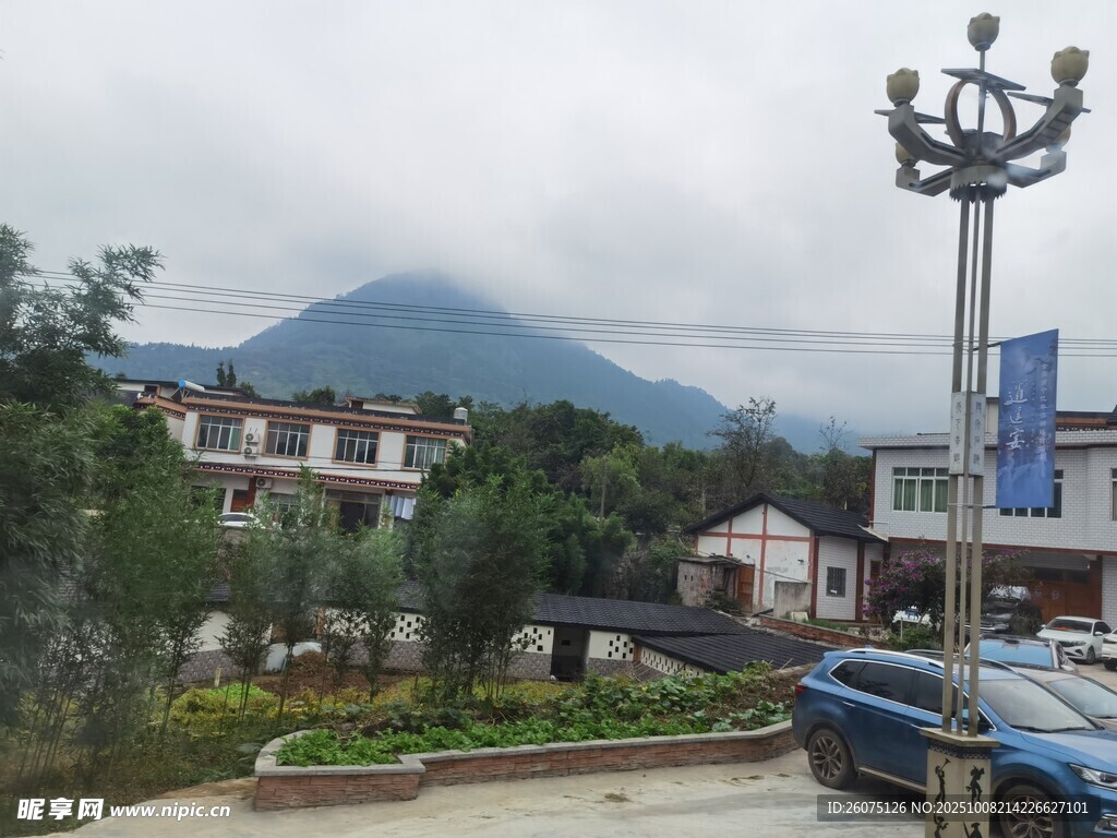 山间小镇景致车辆与灯杆