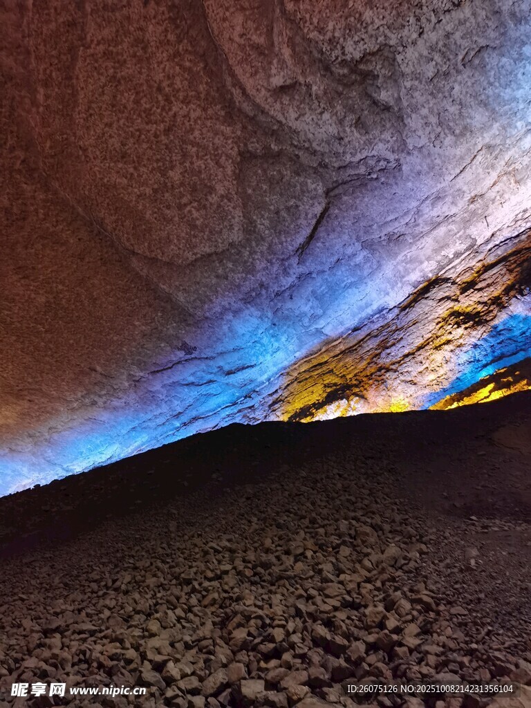 洞穴内绚丽的光影景观