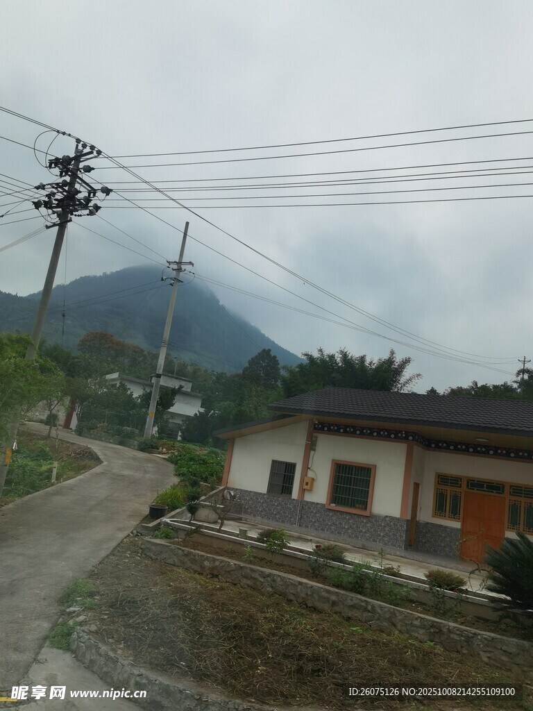 乡村宁静民居与远山景色