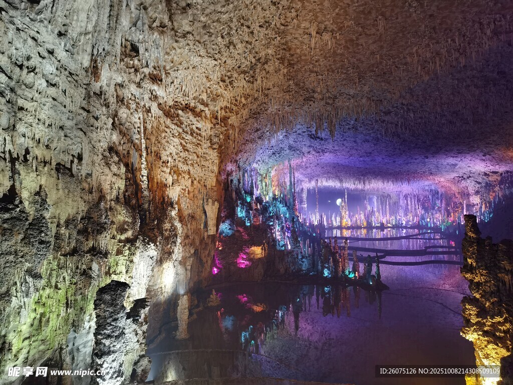 梦幻溶洞内的绚丽水景