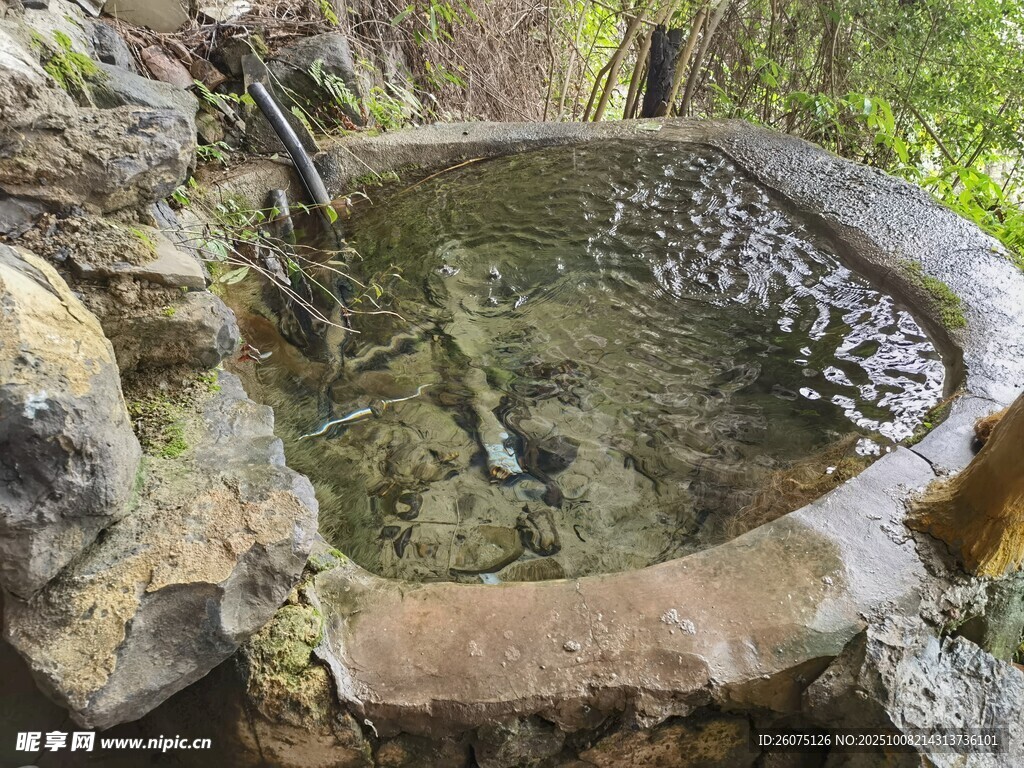 户外天然石砌泉水池